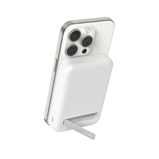 Belkin BOOSTCHARGE PRO 8k Qi2 MagSafe Kompatibilis Hordozható Töltő Kitámasztóval - Fehér